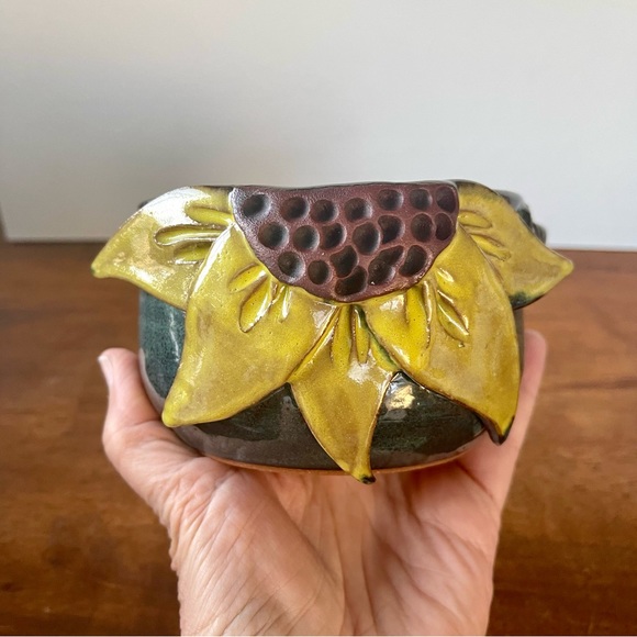 Mudworks PA USA Pottery Bowl Sunflower Design and One Handle Excellent Condition - Picture 6 of 7